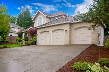 Top 5 Reasons to Clean Your Driveway and Sidewalk This Summer